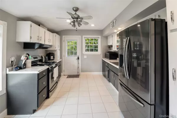 Farmingville, NY 11738,277 Horseblock RD