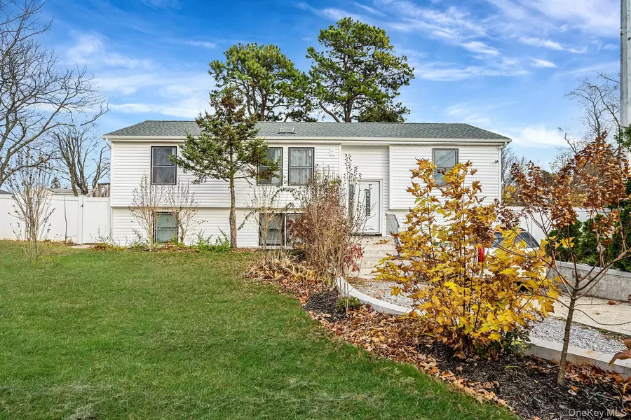 275 Brentwood Pkwy, Brentwood, NY 11717