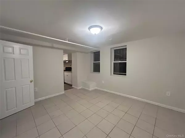 Yonkers, NY 10701,144 Waverly ST #1