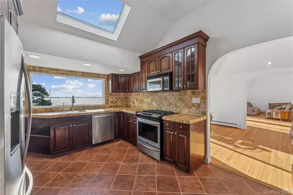 Hampton Bays, NY 11946,6 Last LN