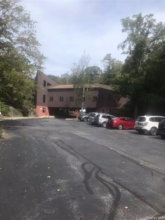 Hyde Park, NY 12538,7 Pine Woods RD