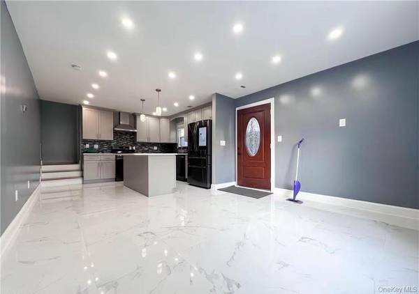 Staten Island, NY 10314,88 Radford ST #1FL