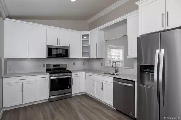 Port Jefferson Station, NY 11776,109 Village Green DR #109