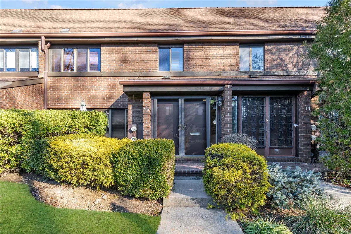 Roslyn, NY 11576,15 Spring HOLW