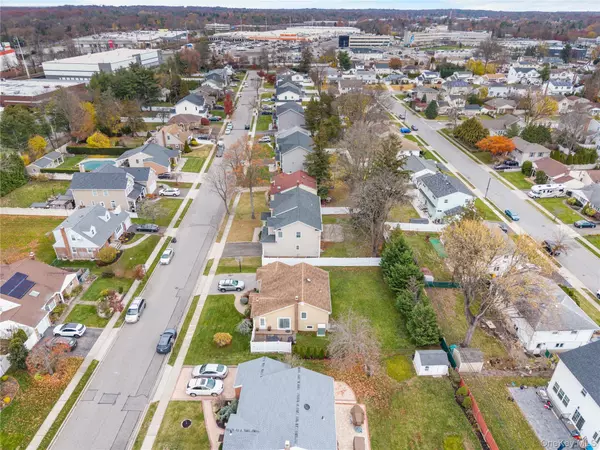 Syosset, NY 11791,22 Preston LN