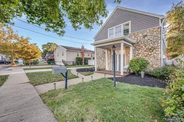 Malverne, NY 11565,17 Oxford ST