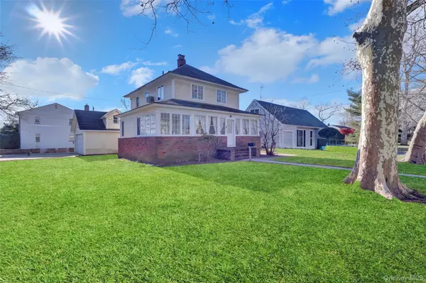 Brightwaters, NY 11718,31 Hiawatha DR