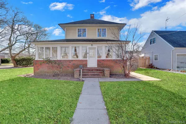 31 Hiawatha DR, Brightwaters, NY 11718