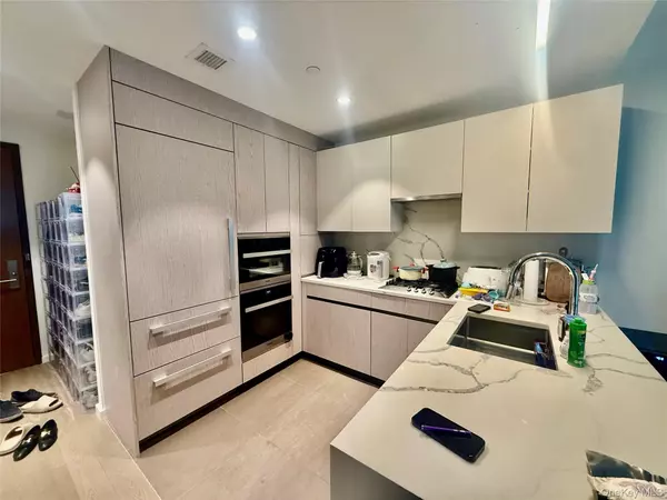 Flushing, NY 11354,13327 39th AVE #11S