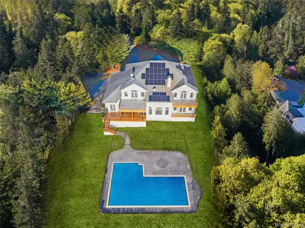 28 Old Neck RD, Center Moriches, NY 11934