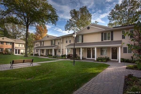 Coram, NY 11727,14 Country Club DR #14C