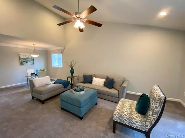 Coram, NY 11727,14 Country Club DR #14C