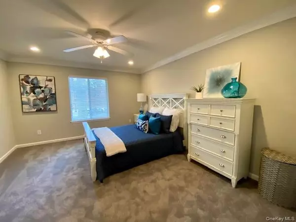 Coram, NY 11727,14 Country Club DR #14C