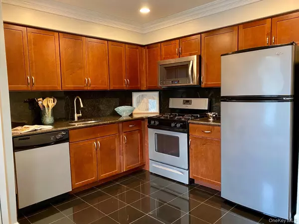 Coram, NY 11727,14 Country Club DR #14C