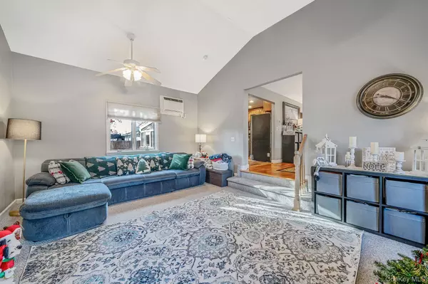 Shirley, NY 11967,32 Rockledge DR