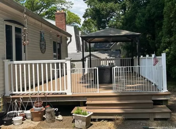 11 Calvert AVE, Ronkonkoma, NY 11779