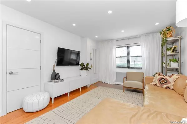 Kew Garden Hills, NY 11367,144-11 77 RD #A