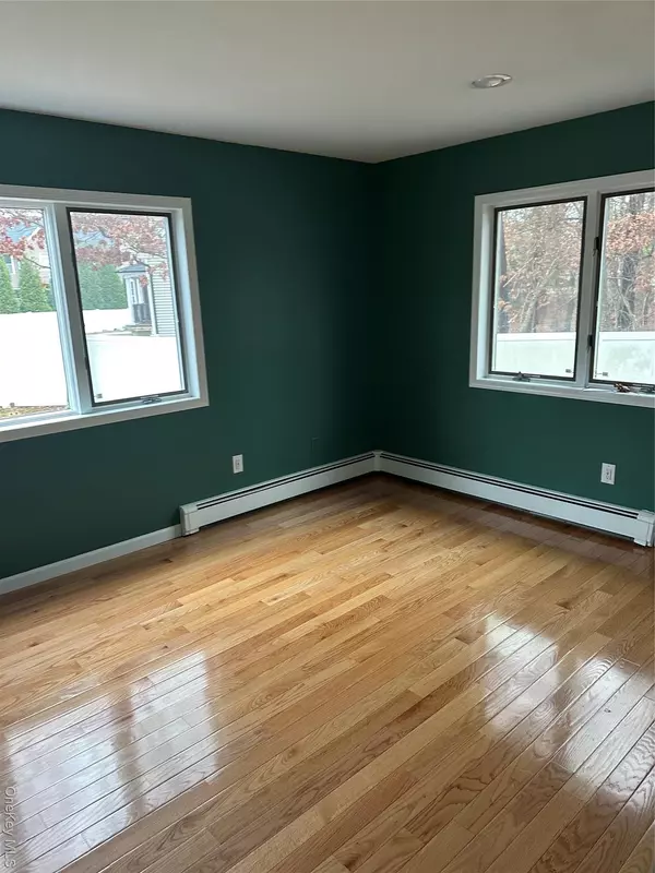 Bohemia, NY 11716,10 Cori LN