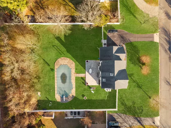 Center Moriches, NY 11934,7 Bittersweet LN