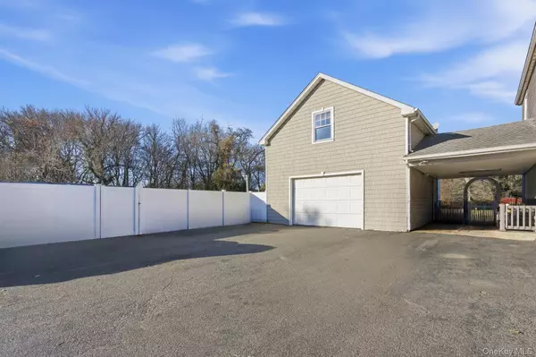 West Islip, NY 11795,2011 Orinoco DR