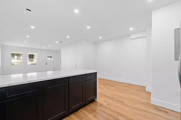 Woodhaven, NY 11421,7612 85th DR