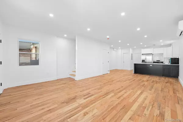 Woodhaven, NY 11421,7612 85th DR