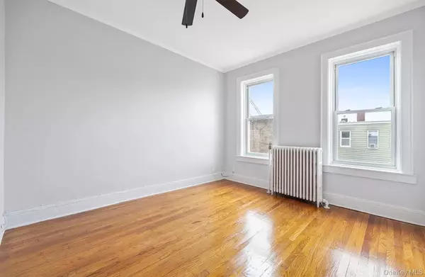 7152 68th ST #2R, Glendale, NY 11385