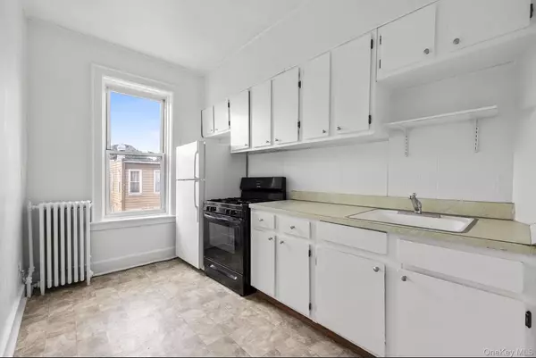 Glendale, NY 11385,7152 68th ST #2R