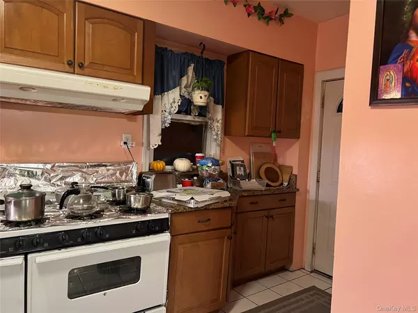 Inwood, NY 11096,83 Roger AVE