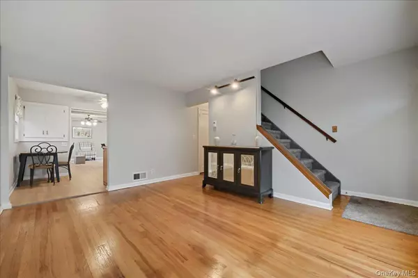 Westbury, NY 11590,979 Merillon AVE