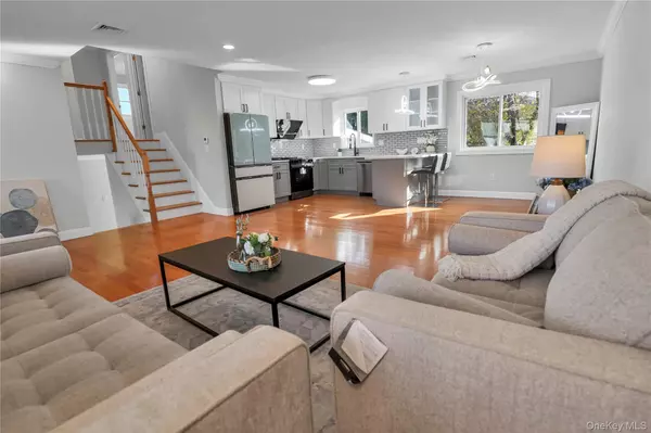 Syosset, NY 11791,2 Walnut DR