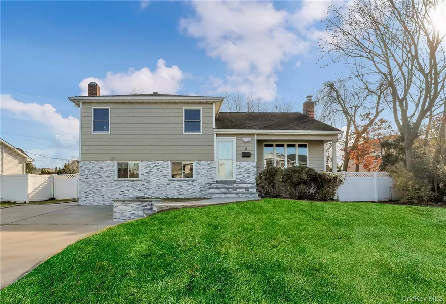 2 Walnut DR, Syosset, NY 11791