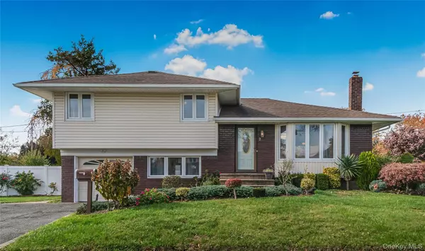 2 Deer Path LN, Syosset, NY 11791