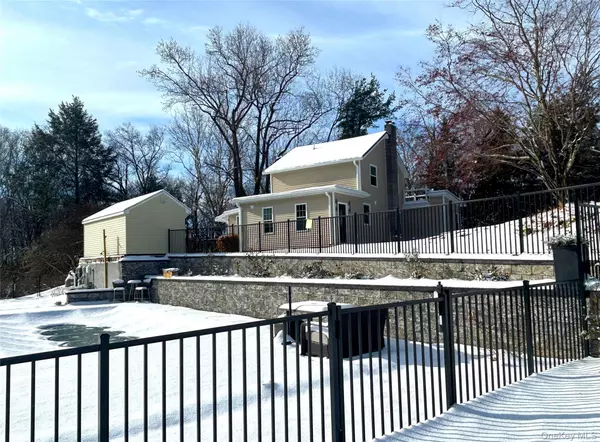 104 S Quaker LN, Hyde Park, NY 12538