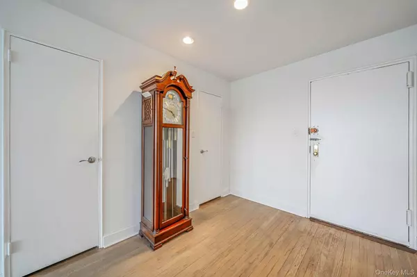 Bayside, NY 11360,23-20 Bell Boulevard #6J