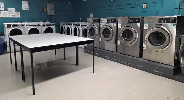 Briarwood, NY 11435,84-01 main street #207