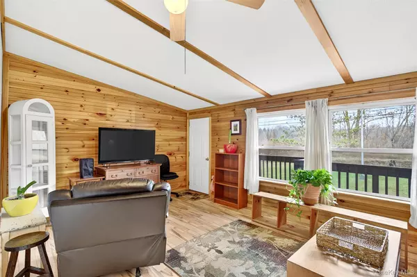 Gardiner, NY 12525,448 Sand Hill RD