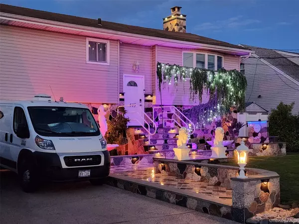 Copiague, NY 11726,415 West DR #2