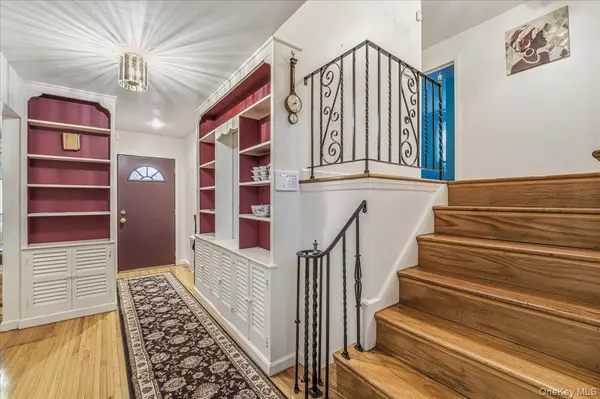 Westbury, NY 11590,816 Pepperidge RD