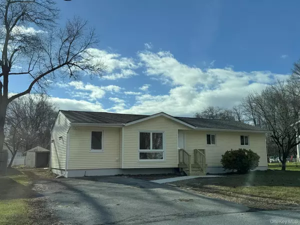 4 Morris DR, Hyde Park, NY 12538