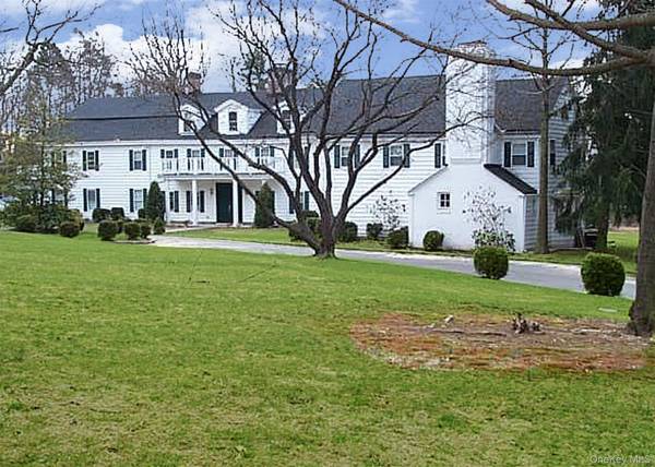 2 Langley LN, Old Westbury, NY 11568