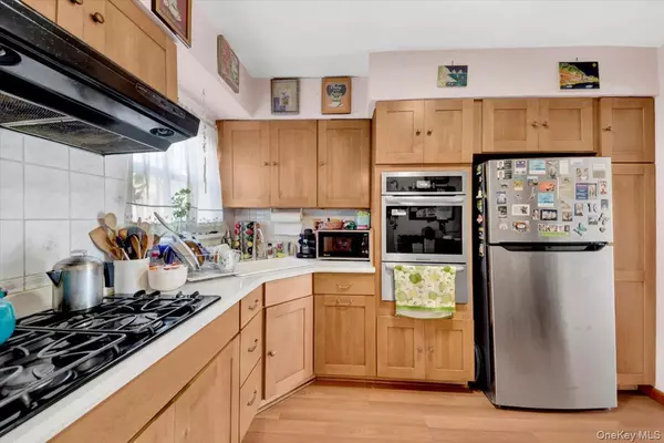 Bronx, NY 10462,733 Rhinelander AVE