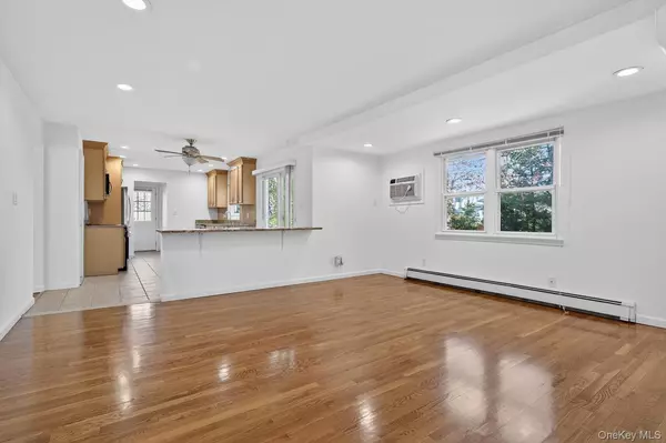 Oyster Bay, NY 11771,8 Blueberry LN