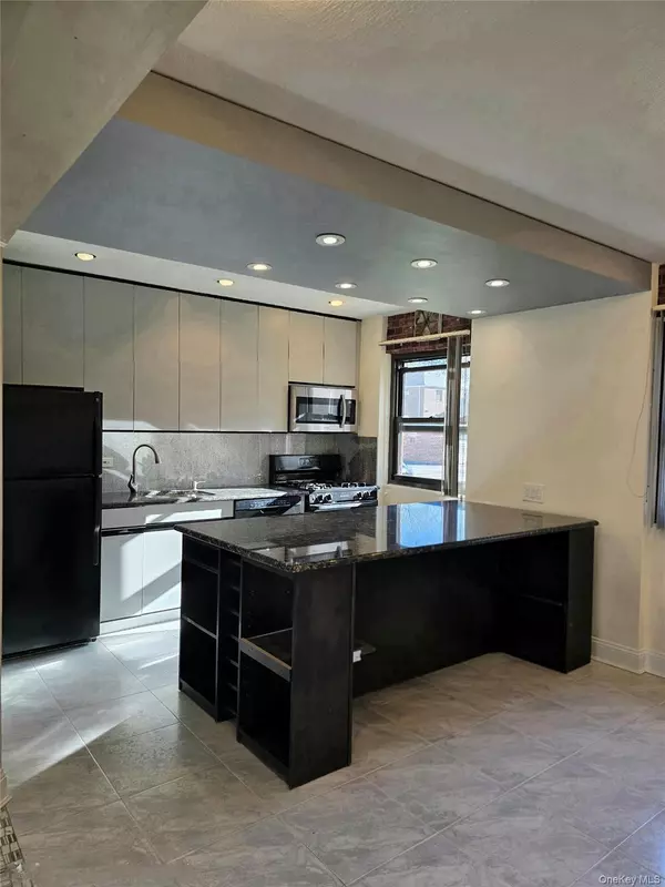 Howard Beach, NY 11414,8606 155th Avenue #4