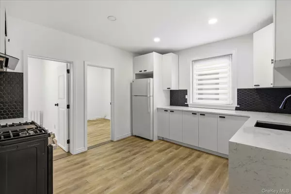 Middle Village, NY 11379,73-22 67th RD