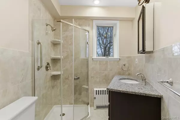 Glen Cove, NY 11542,5 Cedar LN