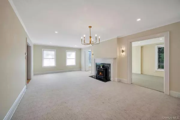 Great Neck, NY 11021,9 Sycamore DR