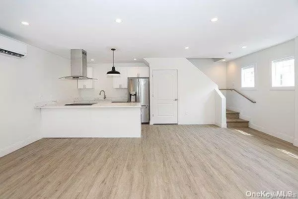 Roslyn, NY 11576,1415 Old Northern BLVD #5