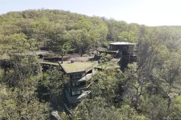 60 Woods RD, Tuxedo Park, NY 10987