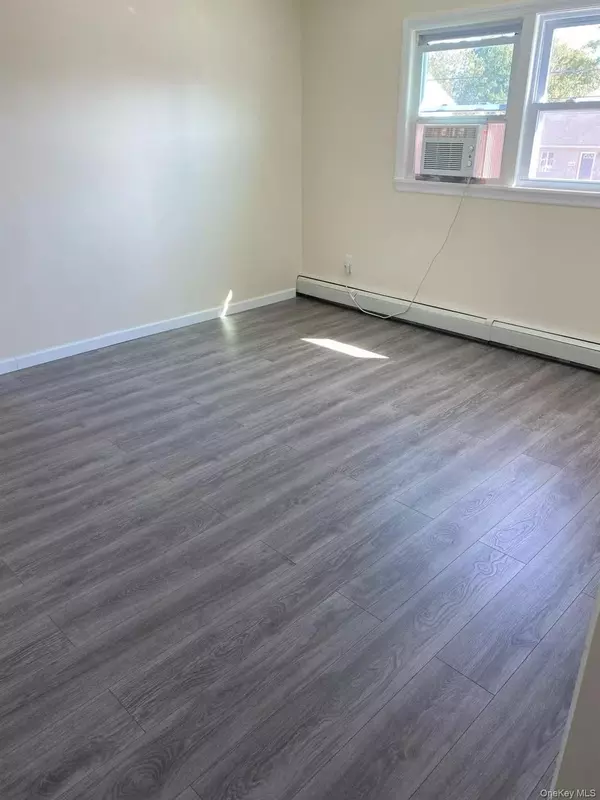 West Babylon, NY 11704,1306 Herzel BLVD